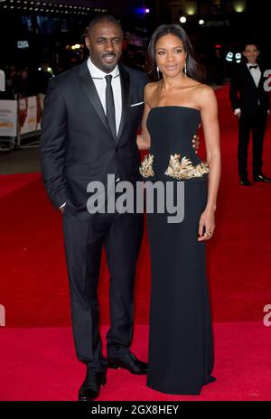 Idris Elba et Naomie Harris assistent à la représentation royale du film 'Mandela: Long Walk to Freedom' à l'Odeon Leicester Square à Londres. Banque D'Images