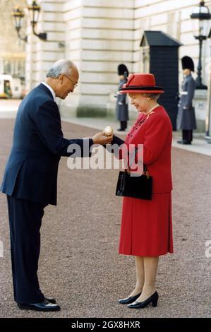 La Reine devant le palais de Buckingham dans le pays du Commonwealth le jour du Commonwealth.On lui remet un bâton d'argent et d'or qu'elle va remettre à l'athlète malaisien Datuk Punch Gunalan qui commencera le relais qui se terminera à Kuala Lumpur, en commençant les 16ème Jeux du Commonwealth. Banque D'Images