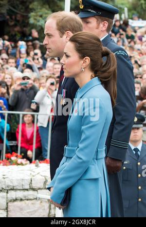 Catherine, duchesse de Cambridge, et le prince William, duc de Cambridge, assistent à une cérémonie de dépôt de couronnes et à une commémoration à Seymour Square, à Blenheim, en Nouvelle-Zélande, le 10 avril 2014.La duchesse porte une robe bleue du designer Alexander McQueen. Banque D'Images