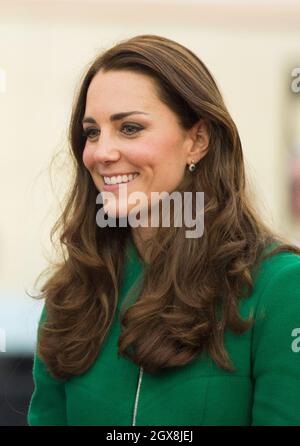 Catherine, duchesse de Cambridge sourit lors d'une visite au nouveau vélodrome du Centre national d'excellence du cyclisme à Hamilton, en Nouvelle-Zélande Banque D'Images