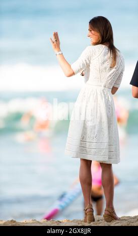 Catherine, duchesse de Cambridge, participe à un événement de sauvetage à Manley Beach à Sydney, en Australie, le 18 avril 2014.La duchesse porte une robe en dentelle crème de la marque australienne de mode Zimmermann. Banque D'Images