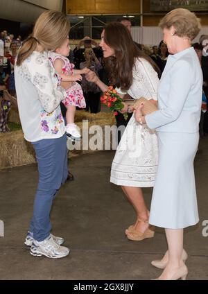 Catherine, duchesse de Cambridge, accueille une jeune fille lors du Royal Easter Show à Sydney, en Australie, le 18 avril 2014.La duchesse porte une robe en dentelle crème de la marque australienne de mode Zimmermann. Banque D'Images