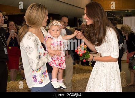 Catherine, duchesse de Cambridge, accueille une jeune fille lors du Royal Easter Show à Sydney, en Australie, le 18 avril 2014.La duchesse porte une robe en dentelle crème de la marque australienne de mode Zimmermann. Banque D'Images