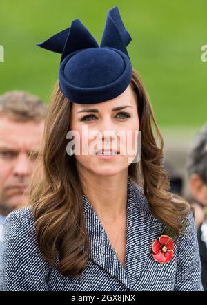 Catherine, duchesse de Cambridge, participe au service de jour ANZAK au Mémorial de la guerre d'Australie à Canberra, en Australie, le 25 avril 2014.La duchesse porte un chapeau bleu de l'australien Jonathan Howard Banque D'Images