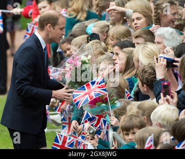 Le prince William, duc de Cambridge, connu sous le nom de comte de Stratharn en Écosse, rencontre des wellwishers lorsqu'il visite le parc MacRosty à Crieff, en Écosse, le 29 mai 2014. Banque D'Images