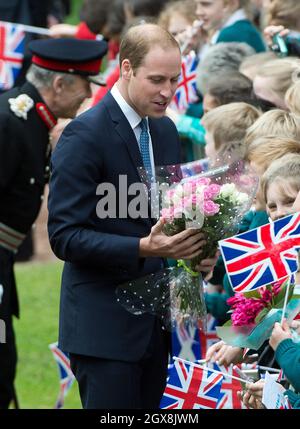 Le prince William, duc de Cambridge, connu sous le nom de comte de Stratharn en Écosse, rencontre des wellwishers lorsqu'il visite le parc MacRosty à Crieff, en Écosse, le 29 mai 2014. Banque D'Images