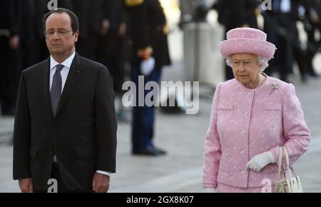 La reine Elizabeth ll et le président français François Hollande se réunissent lors d'une cérémonie d'accueil à l'Arc de Triomphe de Paris, le premier jour de la visite d'État de la reine en France, le 5 juin 2014. Banque D'Images