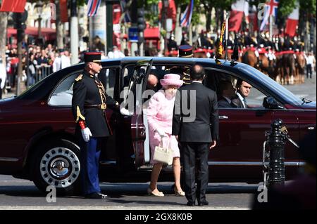 La reine Elizabeth ll est accueillie par le président français François Hollande alors qu'elle arrive en voiture pour une cérémonie de bienvenue à l'Arc de Triomphe à Paris le premier jour de la visite d'État de la reine en France le 5 juin 2014. Banque D'Images