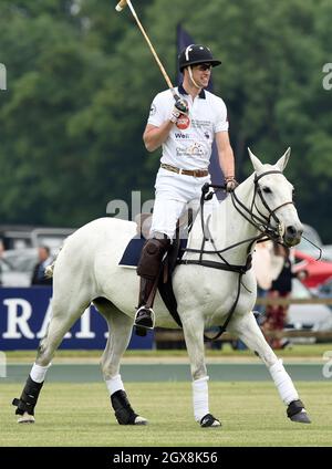 Le Prince William, duc de Cambridge, joue dans un match de polo de charité au club de polo de Cirencester Park le 15 juin 2014. Banque D'Images