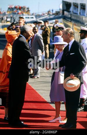 Le duc d'Édimbourg serre la main avec Nelson Mandela tandis que la reine Elizabeth II regarde pendant la tournée royale en Afrique du Sud. Banque D'Images