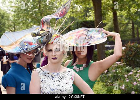 Les Racegoers en chapeaux tendance assistent à la Journée des femmes à Royal Ascot le 19 juin 2014. Banque D'Images