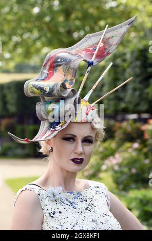 Un coureur portant un chapeau à la mode assiste à la Ladies Day à Royal Ascot le 19 juin 2014. Banque D'Images