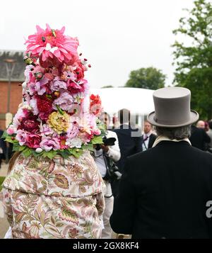 Un coureur portant un chapeau à la mode assiste à la Ladies Day à Royal Ascot le 19 juin 2014. Banque D'Images