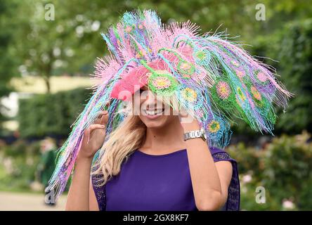 Un coureur portant un chapeau à la mode assiste à la Ladies Day à Royal Ascot le 19 juin 2014. Banque D'Images