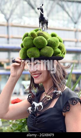 Un coureur portant un chapeau à la mode assiste à la Ladies Day à Royal Ascot le 19 juin 2014. Banque D'Images