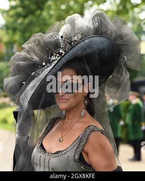 Un coureur portant un chapeau à la mode assiste à la Ladies Day à Royal Ascot le 19 juin 2014. Banque D'Images