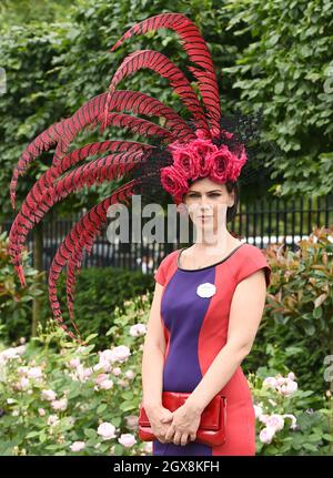 Un coureur portant un chapeau à la mode assiste à la Ladies Day à Royal Ascot le 19 juin 2014. Banque D'Images