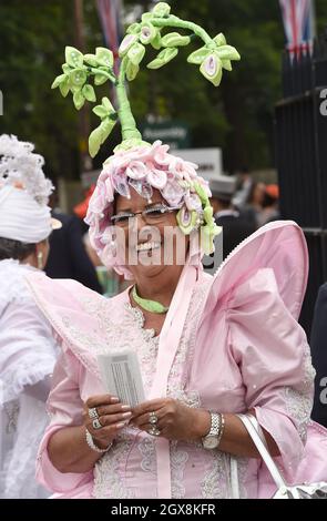 Un coureur portant un chapeau à la mode assiste à la Ladies Day à Royal Ascot le 19 juin 2014. Banque D'Images