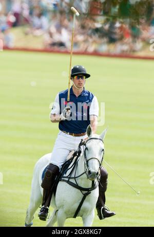 Le Prince William, duc de Cambridge, joue dans un match de polo de charité au Beaufort Polo Club de Tetbury le 22 juin 2014 Banque D'Images