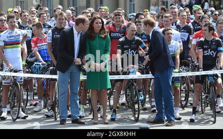 Le prince William, duc de Cambridge, Catherine, duchesse de Cambridge et le prince Harry posent avec des cyclistes au début officiel du Tour de France à Harewood House, dans le Yorkshire, en Angleterre, le 05 juillet 2014. Banque D'Images