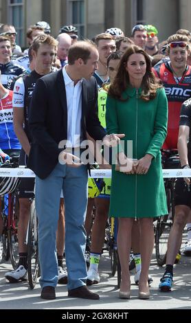 Le Prince William, duc de Cambridge et Catherine, duchesse de Cambridge posent avec des cyclistes au début officiel du Tour de France à Harewood House dans le Yorkshire, Angleterre, le 05 juillet 2014. Banque D'Images