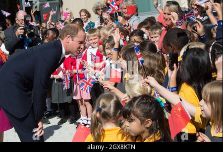 Le Prince William, duc de Cambridge, rencontre des écoliers lors de l'ouverture de l'édifice Dickson Poon de l'Université d'Oxford en Chine, le 8 septembre 2014.Le prince est arrivé sans sa femme car il a été annoncé que la duchesse est enceinte de son deuxième enfant et souffre d'une maladie aiguë du matin. Banque D'Images