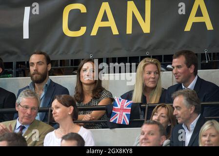 James Middleton, Pippa Middleton, Autumn Phillips et Peter Phillips regardent une exposition de rugby en fauteuil roulant pendant les Invictus Games à Londres Banque D'Images