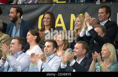 James Middleton, Pippa Middleton, Autumn Phillips et Peter Phillips regardent une exposition de rugby en fauteuil roulant pendant les Invictus Games à Londres Banque D'Images