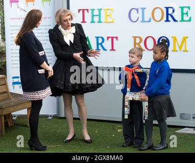 Catherine, duchesse de Cambridge, portant une robe de maternité ample et ajustée par Madderson, est présentée avec une chaise imprimée de la taille d'une pinte, peut-être un cadeau pour le prince William,Alors qu'elle discute avec Grayson Perry, artiste de cross-dressing lauréat du prix Turner, lors d'une visite à la Barlby Primary School à West London pour nommer officiellement la salle d'art Clore le 15 janvier 2015. Banque D'Images