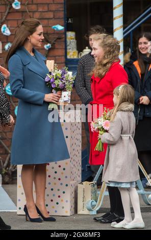 Catherine, duchesse de Cambridge, portant un manteau bleu Sportmax, visite l'usine Emma Bridgewater à Stoke-on-Trent. Banque D'Images