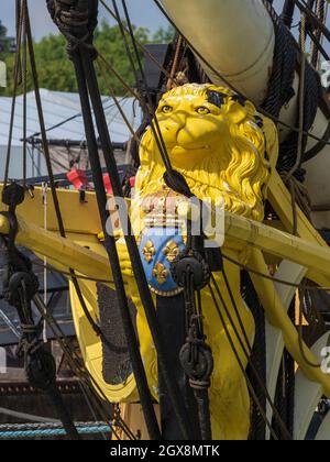 La figure de proue d'Hermione. Un lion levé, portant entre ses griffes le bouclier de France avec trois lys. Banque D'Images