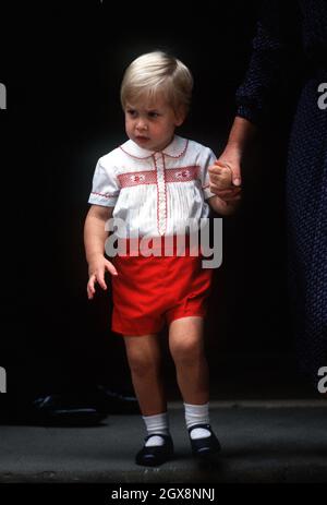 Un jeune prince William, accompagné de sa nounou Barbara Barnes, quitte l'hôpital St Mary's de Londres le 16 septembre 1984 après avoir vu son nouveau frère, le prince Harry.On voit le prince George porter les mêmes vêtements qu'il assiste au baptême de sa petite sœur, la princesse Charlotte, le 5 juillet 2015 Banque D'Images