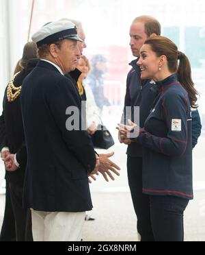 Catherine, duchesse de Cambridge et Prince William, duc de Cambridge, visitent le QG de l'équipe néo-zélandaise pour assister à la coupe du monde de l'Amérique à Portsmouth. Banque D'Images