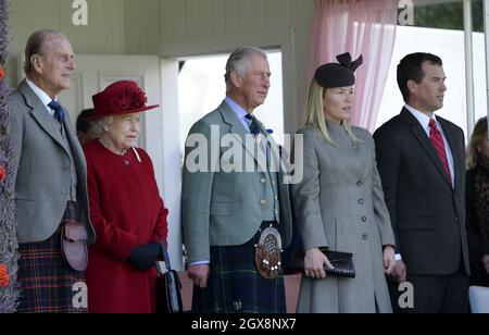 (De gauche à droite) : Prince Philip, duc d'Édimbourg, reine Elizabeth ll, prince Charles, prince de Galles,Autumn Phillips et Peter Phillips assistent aux Jeux des Highlands de Braemar en Écosse le 5 septembre 2015.Cette année, la Braemar Royal Highland Society commémore leur bicentenaire.Les membres de la famille royale assistent souvent à l'événement et sa Majesté la Reine est Chieftain du rassemblement de Braemar. Banque D'Images