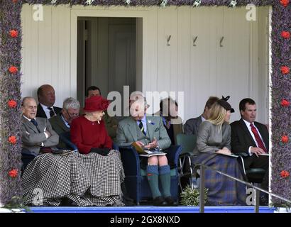 (De gauche à droite) : Prince Philip, duc d'Édimbourg, reine Elizabeth ll, prince Charles, prince de Galles,Autumn Phillips et Peter Phillips assistent aux Jeux des Highlands de Braemar en Écosse le 5 septembre 2015.Cette année, la Braemar Royal Highland Society commémore leur bicentenaire.Les membres de la famille royale assistent souvent à l'événement et sa Majesté la Reine est Chieftain du rassemblement de Braemar. Banque D'Images