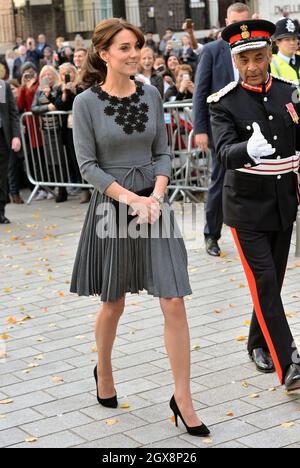 Catherine, duchesse de Cambridge, vêtue d'une robe Orla Kiely, visite chance UK à l'hôtel de ville d'Islington à Londres le 27 octobre 2015 Banque D'Images