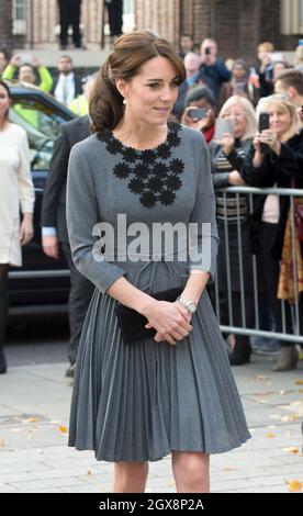 Catherine, duchesse de Cambridge, vêtue d'une robe Orla Kiely, visite chance UK à l'hôtel de ville d'Islington à Londres le 27 octobre 2015 Banque D'Images