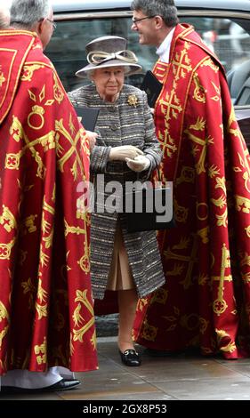 La reine Elizabeth ll, portant un manteau en tweed rayé gris et crème et un chapeau gris, arrive à un service pour marquer l'inauguration du dixième Synode général à l'abbaye de Westminster, à Londres, le 24 novembre 2014 Banque D'Images