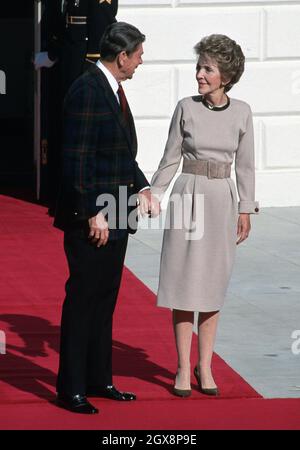 Nancy Reagan meurt à l'âge de 94 ans chez elle, en Californie, le 6 mars 2016.Dans cette image d'archives, le président Ronald Reagan et Nancy Reagan tiennent la main en attendant de saluer le prince et la princesse de Galles à la Maison Blanche le 09 novembre 1985 à Washington DC, États-Unis. Banque D'Images