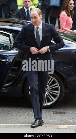 Le Prince William, duc de Cambridge et Catherine, duchesse de Cambridge, vêtu d'une jupe rouge et blanche et d'un haut par Eponine, basé à Londres, visitent le programme de mentorat du projet XLP au mur de Londres le 11 mars 2016. Banque D'Images