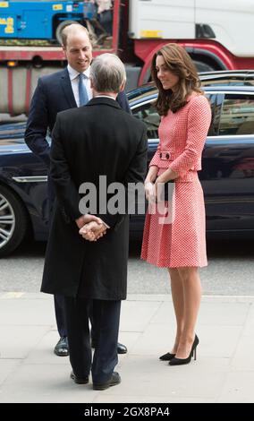 Le Prince William, duc de Cambridge et Catherine, duchesse de Cambridge, vêtu d'une jupe rouge et blanche et d'un haut par Eponine, basé à Londres, visitent le programme de mentorat du projet XLP au mur de Londres le 11 mars 2016. Banque D'Images