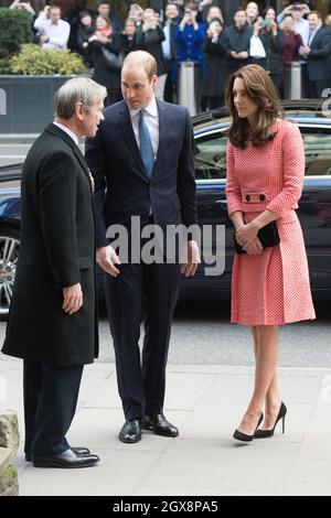 Le Prince William, duc de Cambridge et Catherine, duchesse de Cambridge, vêtu d'une jupe rouge et blanche et d'un haut par Eponine, basé à Londres, visitent le programme de mentorat du projet XLP au mur de Londres le 11 mars 2016. Banque D'Images