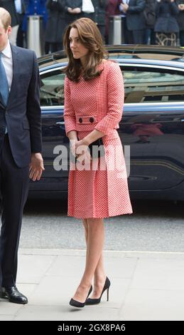 Catherine, duchesse de Cambridge, portant une jupe rouge et blanche et un haut par Eponine, basée à Londres, visite le programme de mentorat du projet XLP au mur de Londres le 11 mars 2016. Banque D'Images