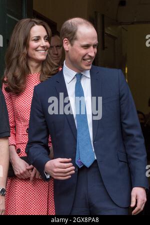 Le Prince William, duc de Cambridge et Catherine, duchesse de Cambridge, vêtu d'une jupe rouge et blanche et d'un haut par Eponine, basé à Londres, visitent le programme de mentorat du projet XLP au mur de Londres le 11 mars 2016. Banque D'Images