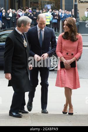 Le Prince William, duc de Cambridge et Catherine, duchesse de Cambridge, vêtu d'une jupe rouge et blanche et d'un haut par Eponine, basé à Londres, visitent le programme de mentorat du projet XLP au mur de Londres le 11 mars 2016. Banque D'Images