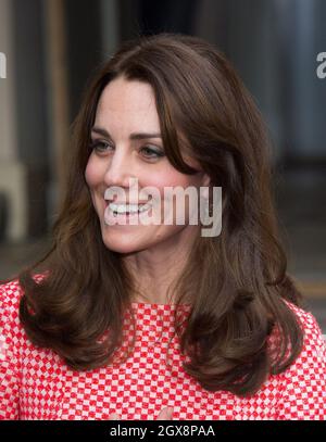 Catherine, duchesse de Cambridge, portant une jupe rouge et blanche et un haut par Eponine, basée à Londres, visite le programme de mentorat du projet XLP au mur de Londres le 11 mars 2016. Banque D'Images