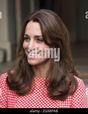 Catherine, duchesse de Cambridge, portant une jupe rouge et blanche et un haut par Eponine, basée à Londres, visite le programme de mentorat du projet XLP au mur de Londres le 11 mars 2016. Banque D'Images