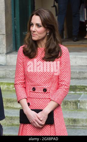 Catherine, duchesse de Cambridge, portant une jupe rouge et blanche et un haut par Eponine, basée à Londres, visite le programme de mentorat du projet XLP au mur de Londres le 11 mars 2016. Banque D'Images