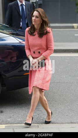 Catherine, duchesse de Cambridge, portant une jupe rouge et blanche et un haut par Eponine, basée à Londres, visite le programme de mentorat du projet XLP au mur de Londres le 11 mars 2016. Banque D'Images