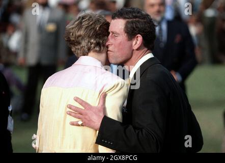 Diana, Princesse de Galles et Prince Charles, Prince de Galles baiser lors d'une cérémonie de remise de prix lors d'un match de polo à Jaipur lors d'une visite en Inde le 13 février 1992. Banque D'Images